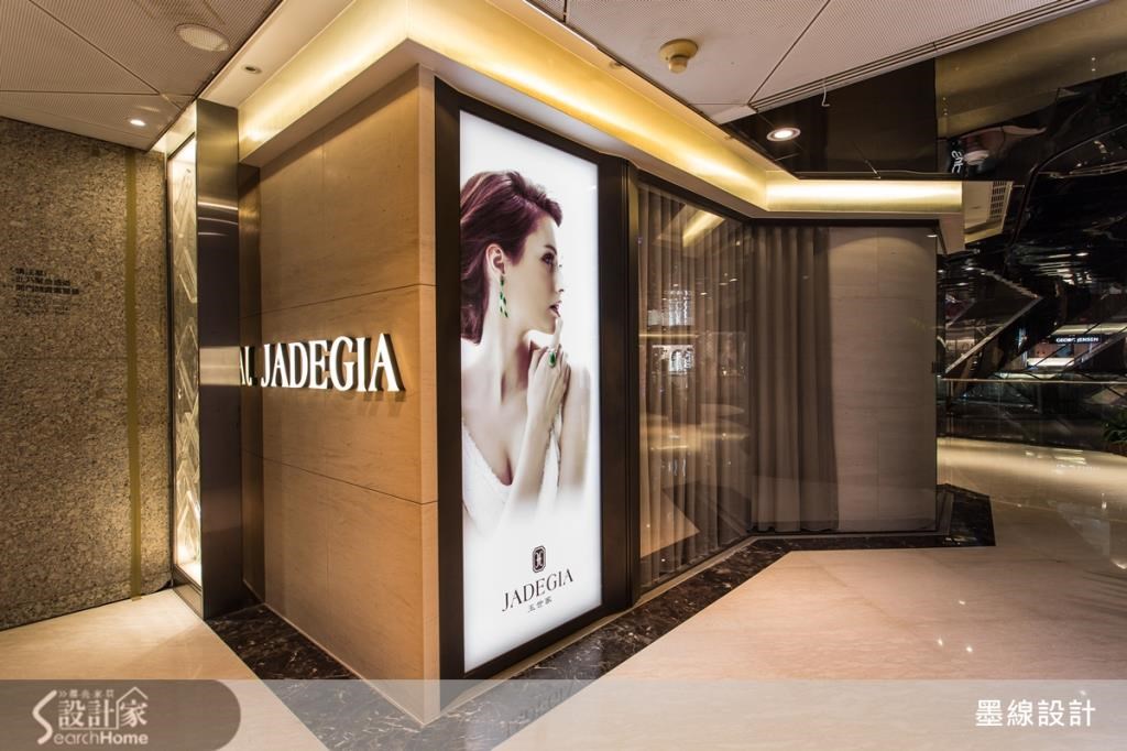 空間外部結合了精品店的經典 LOGO 燈箱與形象廣告,地面並以大理石勾勒線條,給人十分高雅的感覺。 空間外部結合了精品店的經典 LOGO 燈箱與形象廣告,地面並以大理石勾勒線條,給人十分高雅的感覺。