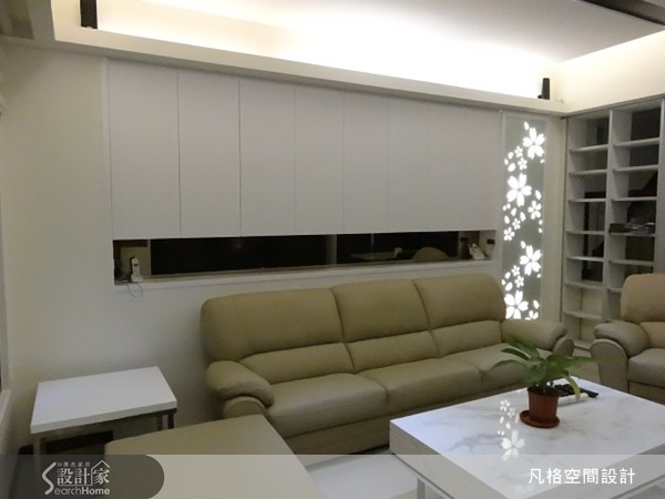 沙發背牆透過中空設計,讓屋主可以運用巧思,放置上別緻的物件,旋即就能讓牆面富有變化性。 沙發背牆透過中空設計,讓屋主可以運用巧思,放置上別緻的物件,旋即就能讓牆面富有變化性。
