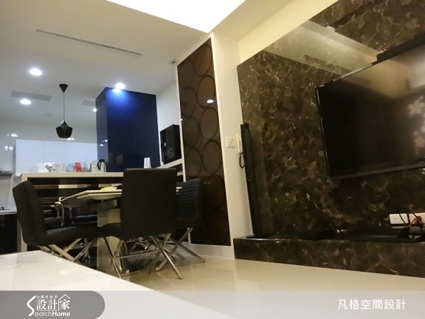 選用大理石作為電視背牆,讓簡約的客廳空間,流露出大器的奢華氣息。 選用大理石作為電視背牆,讓簡約的客廳空間,流露出大器的奢華氣息。