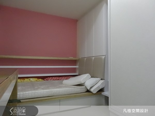 針對小孩房,使用帶有粉嫩感的粉紅色來為牆面增添風格,再結合層板讓小孩自由擺放玩具,讓小孩房空間也能井井有條。 針對小孩房,使用帶有粉嫩感的粉紅色來為牆面增添風格,再結合層板讓小孩自由擺放玩具,讓小孩房空間也能井井有條。