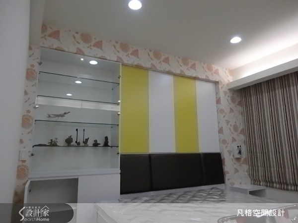 選擇花紋壁紙與色彩相互混搭,使小孩房也能展現出活潑有朝氣的氣息,利用玻璃櫃體,讓小孩可以擺放模型玩具,靠牆設計的櫃體,更讓收納空間顯得滴水不漏。 選擇花紋壁紙與色彩相互混搭,使小孩房也能展現出活潑有朝氣的氣息,利用玻璃櫃體,讓小孩可以擺放模型玩具,靠牆設計的櫃體,更讓收納空間顯得滴水不漏。