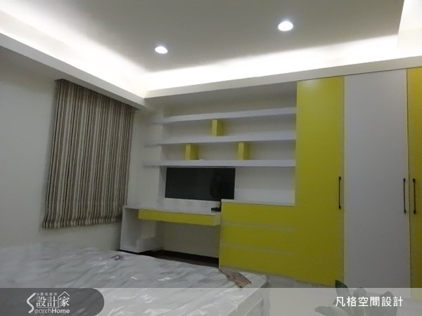 不僅利用色彩讓空間顯得活潑,更利用層板書櫃,讓牆面空間也能呈現出設計感,再運用黃、白兩色交錯搭配,使整體空間充滿活力,又顯得明亮。 不僅利用色彩讓空間顯得活潑,更利用層板書櫃,讓牆面空間也能呈現出設計感,再運用黃、白兩色交錯搭配,使整體空間充滿活力,又顯得明亮。