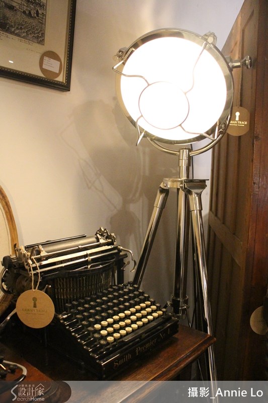 這台是 Smith Premier Typewriter No. 4 史密斯 4 號打字機,生產時間約西元 1894-1905 年,相當珍貴的百年古物。 這台是 Smith Premier Typewriter No. 4 史密斯 4 號打字機,生產時間約西元 1894-1905 年,相當珍貴的百年古物。