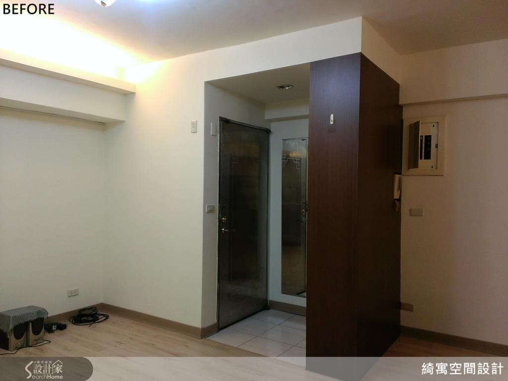 原屋案為了化解大門正對廁所的風水忌諱,用一道頗為笨重的玄關櫃作為遮蔽,卻也讓人一進門就感覺到阻塞不通。 原屋案為了化解大門正對廁所的風水忌諱,用一道頗為笨重的玄關櫃作為遮蔽,卻也讓人一進門就感覺到阻塞不通。