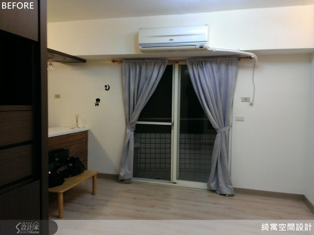 原格局雖然以開放式手法打造客廳與餐廚空間,但因為視覺景深被廚房後方的臥室截斷,導致最前端的客廳空間顯得相當短窄,連沙發要放哪兒都很尷尬。 原格局雖然以開放式手法打造客廳與餐廚空間,但因為視覺景深被廚房後方的臥室截斷,導致最前端的客廳空間顯得相當短窄,連沙發要放哪兒都很尷尬。