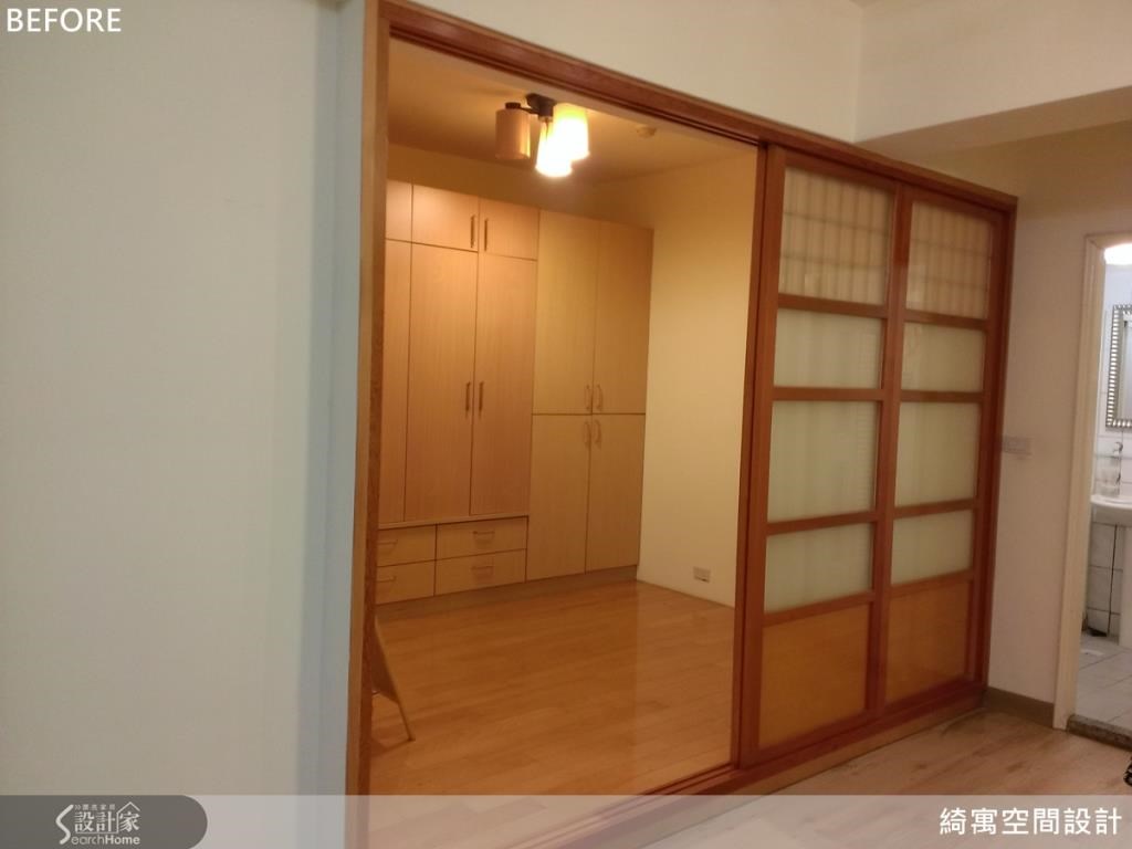 原屋案的和室空間內部安排了大量且無法移動的櫃體,讓原本就不大的和室空間更顯得狹小擁擠,空間的使用彈性也受到侷限。 原屋案的和室空間內部安排了大量且無法移動的櫃體,讓原本就不大的和室空間更顯得狹小擁擠,空間的使用彈性也受到侷限。