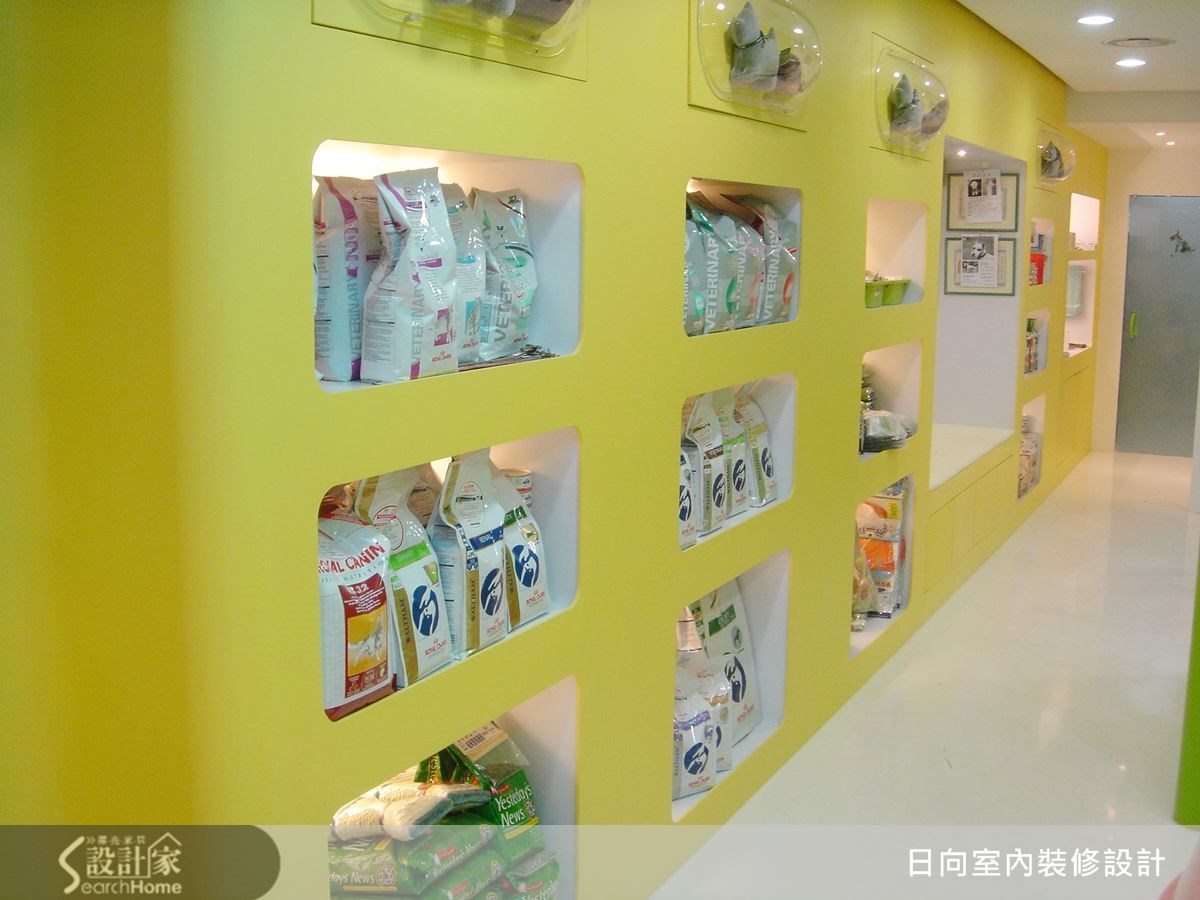 明亮黃的內嵌式收納櫃體,讓商品可以分門別類一一展示,方便顧客購取,展現出簡潔俐落的質感。 明亮黃的內嵌式收納櫃體,讓商品可以分門別類一一展示,方便顧客購取,展現出簡潔俐落的質感。