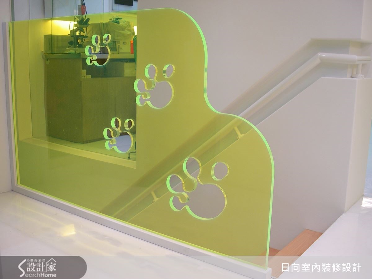 利用壓克力板作為樓梯的分隔之用,狗腳印的挖洞造型,讓牆面多了點玩心設計,白色壁面也展現出空間的潔淨感。 利用壓克力板作為樓梯的分隔之用,狗腳印的挖洞造型,讓牆面多了點玩心設計,白色壁面也展現出空間的潔淨感。