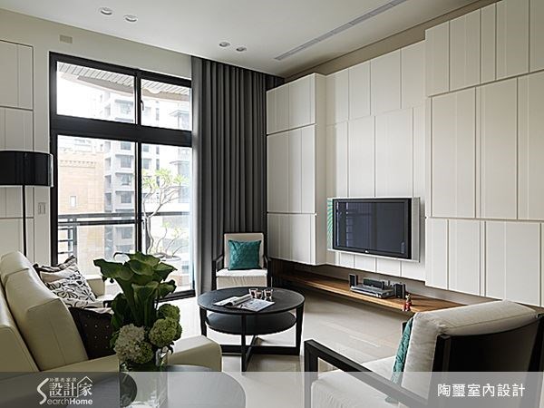 電視牆面以白色為基礎,運用溝縫與門片寬窄變化勾勒結構美感,為空間帶來一種富含韻律的造型感。 電視牆面以白色為基礎,運用溝縫與門片寬窄變化勾勒結構美感,為空間帶來一種富含韻律的造型感。