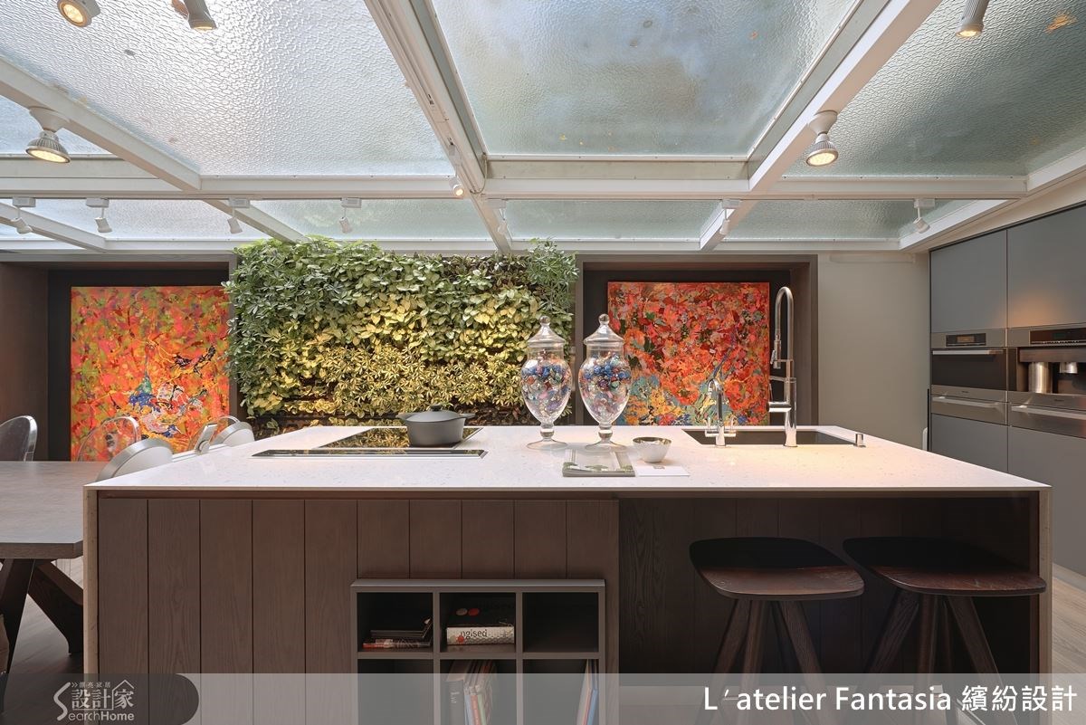 L’atelier Fantasia 繽紛設計的辦公室無論內外,都被綠意環繞。 L’atelier Fantasia 繽紛設計的辦公室無論內外,都被綠意環繞。