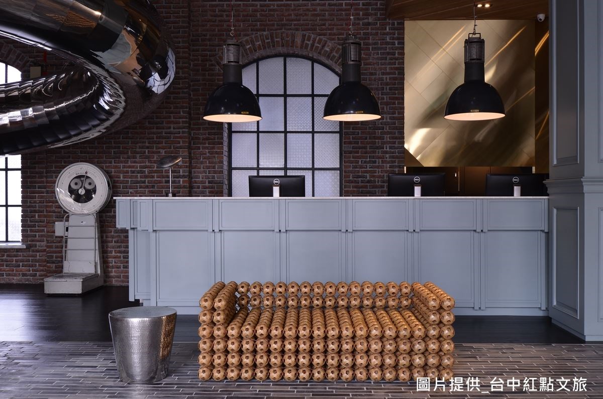 建築設計師吳宗穎特別收集老樣式的工業風燈飾,作為空間美感裝飾,燈飾高度還可上下調節,讓空間明亮度更彈性。 建築設計師吳宗穎特別收集老樣式的工業風燈飾,作為空間美感裝飾,燈飾高度還可上下調節,讓空間明亮度更彈性。