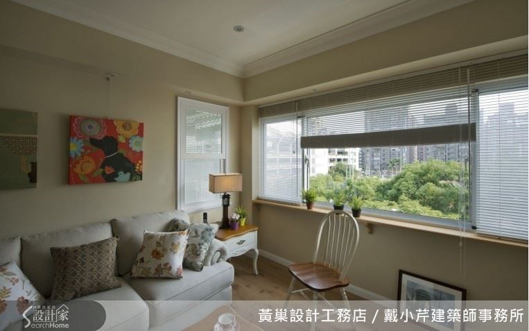 藤色系的客廳迎進窗外的綠意,給人舒服自在的感受。 藤色系的客廳迎進窗外的綠意,給人舒服自在的感受。