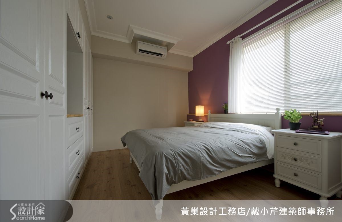 主臥室採用紫色主調,營造成熟氛圍。 主臥室採用紫色主調,營造成熟氛圍。