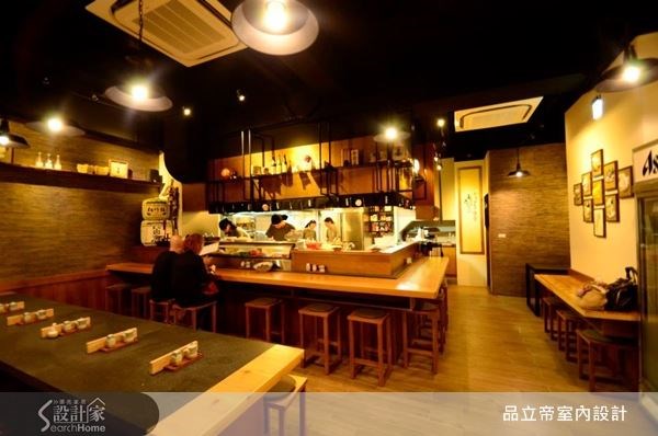 以大量木質為主視覺,搭配上鐵件,烘托出迷人的日式用餐空間。 以大量木質為主視覺,搭配上鐵件,烘托出迷人的日式用餐空間。