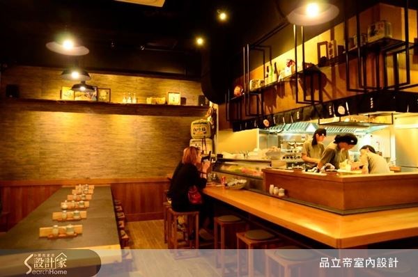 為了善用空間,以層板或是鐵件等設計巧思,來陳設展示日式元素的物件,讓日式禪風更具有畫龍點睛的效果。 為了善用空間,以層板或是鐵件等設計巧思,來陳設展示日式元素的物件,讓日式禪風更具有畫龍點睛的效果。