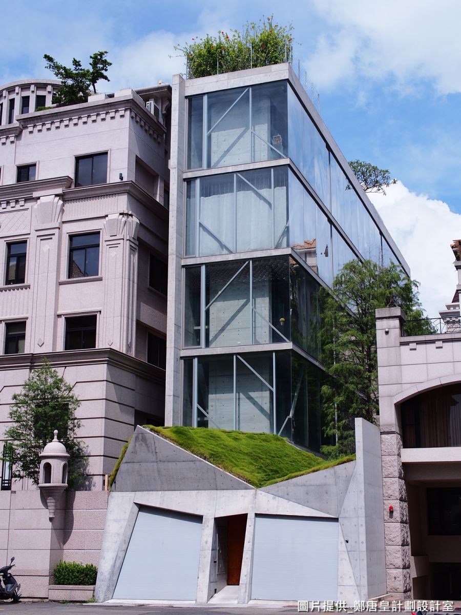 建築物原先為狹長屋型,設計師化劣勢為優點,創造結合藝術、自然的人文空間。 建築物原先為狹長屋型,設計師化劣勢為優點,創造結合藝術、自然的人文空間。