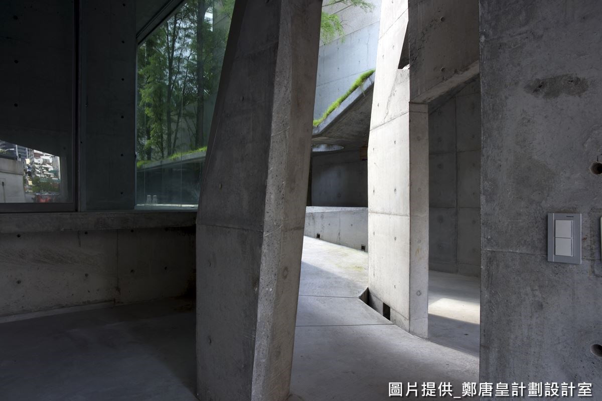 外部格局呈現較為複雜的線條,目的在於突顯空間內的平靜水面,藉此創造由繁入簡的美感。 外部格局呈現較為複雜的線條,目的在於突顯空間內的平靜水面,藉此創造由繁入簡的美感。