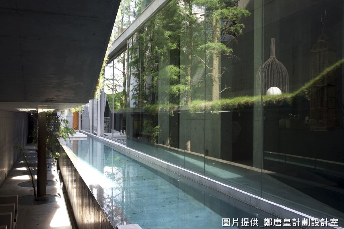 一般狹長型建築較無採光且視覺狹隘,透過栽種一整排的植栽,可產生空間延續美感。 一般狹長型建築較無採光且視覺狹隘,透過栽種一整排的植栽,可產生空間延續美感。