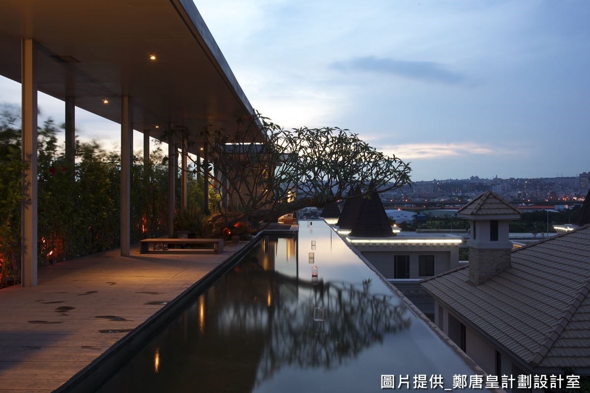 來到頂樓,設計師建造許多水池空間,並透過水池取代圍欄,不只可替頂樓降溫,更營造出一種無邊無際的視覺感受,延伸了空間感。 來到頂樓,設計師建造許多水池空間,並透過水池取代圍欄,不只可替頂樓降溫,更營造出一種無邊無際的視覺感受,延伸了空間感。