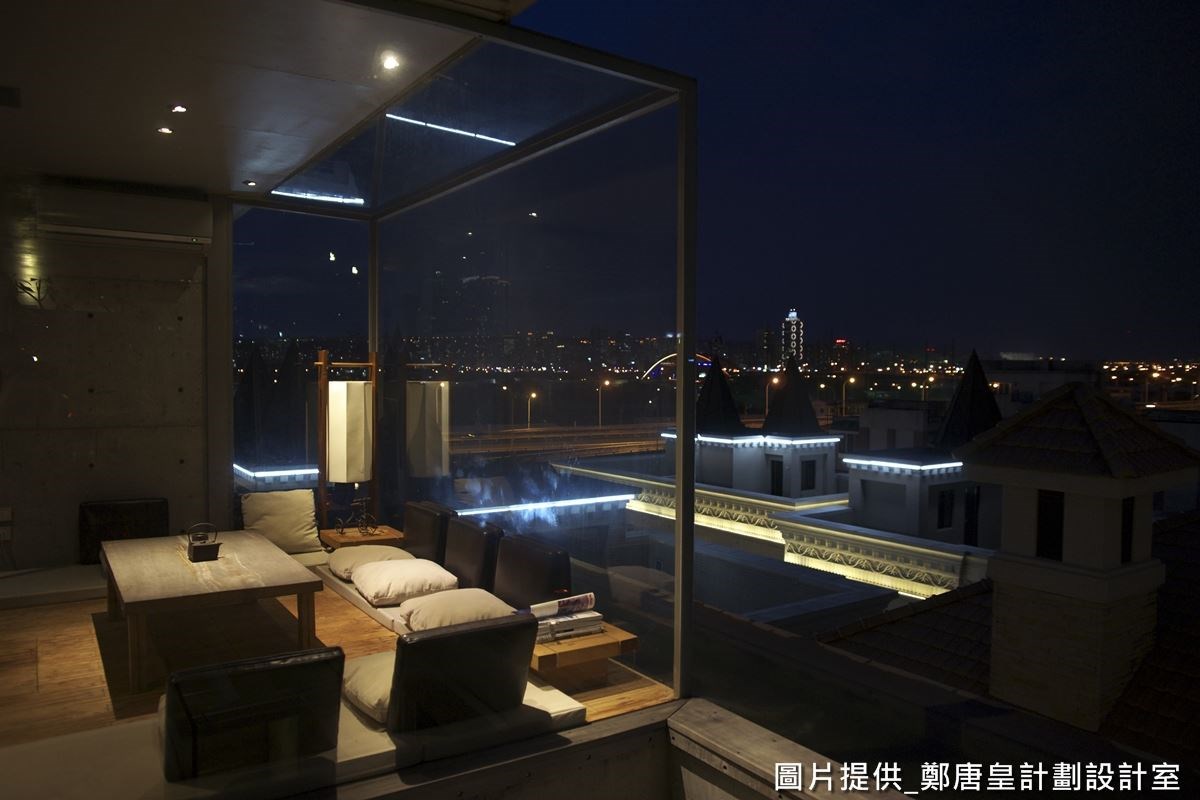 頂樓旁還有一個玻璃小屋,充滿了視覺通透感,擁有超美的 VIEW ,可在這裡賞覽白天、黑夜美景,且不會受到天氣的影響! 頂樓旁還有一個玻璃小屋,充滿了視覺通透感,擁有超美的 VIEW ,可在這裡賞覽白天、黑夜美景,且不會受到天氣的影響!