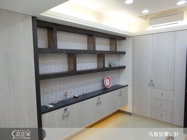 開放式櫃體,可選用圖騰壁紙來配搭,就是一處美麗的端景。 開放式櫃體,可選用圖騰壁紙來配搭,就是一處美麗的端景。