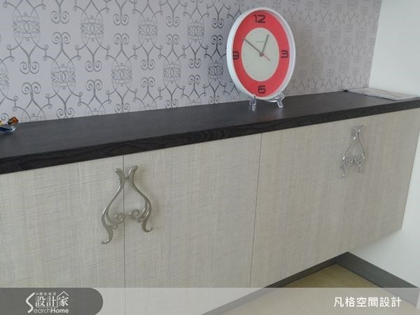 為呼應壁紙的風格,櫃體就運用幾何圖騰作為造型把手,讓櫃體顯得獨特而細膩。 為呼應壁紙的風格,櫃體就運用幾何圖騰作為造型把手,讓櫃體顯得獨特而細膩。