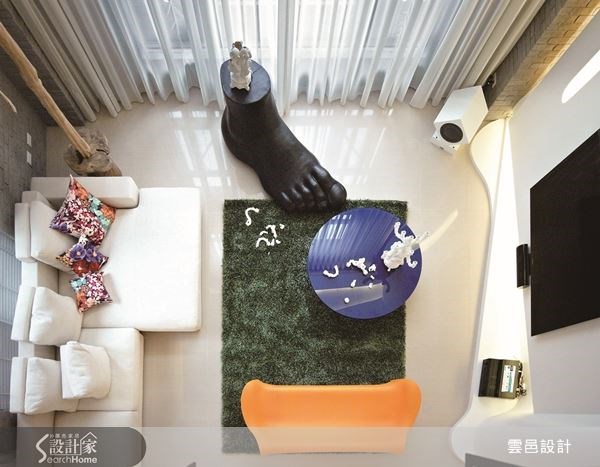 一只大型的足型雕塑,配上海洋藍圓桌、蔥綠地毯與亮橘椅,讓客廳空間充滿藝術視野。 一只大型的足型雕塑,配上海洋藍圓桌、蔥綠地毯與亮橘椅,讓客廳空間充滿藝術視野。