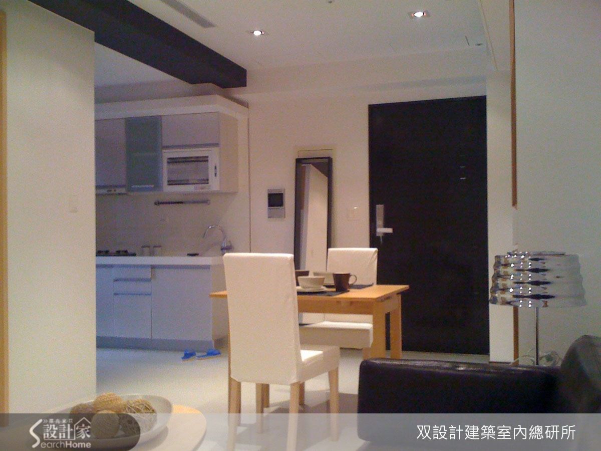 L 型的公共區域分為廚房、餐廳與客廳,讓動線更順暢。 L 型的公共區域分為廚房、餐廳與客廳,讓動線更順暢。