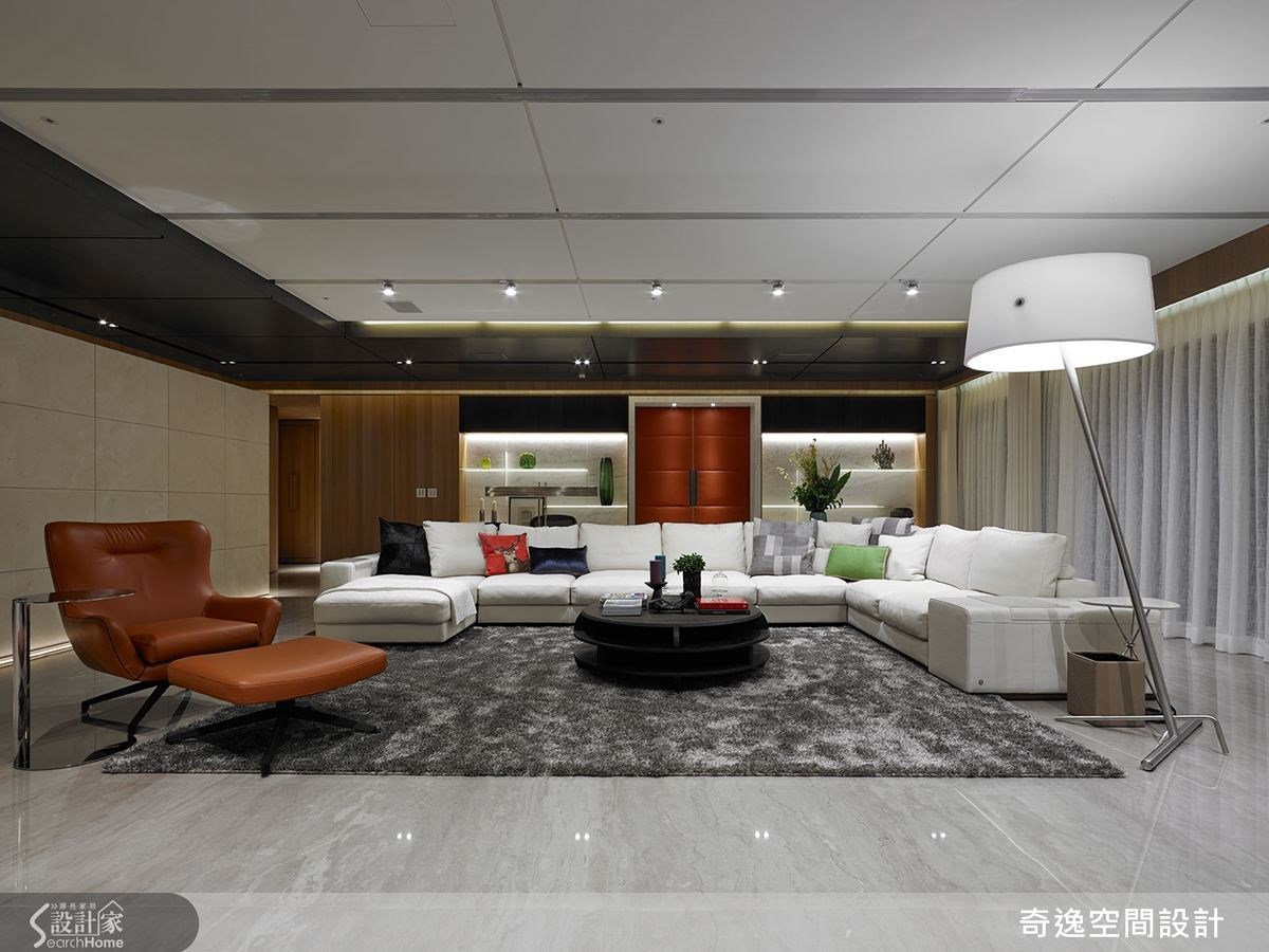 設計師採簡單卻精細的方式去處理材質,呈現材質本身獨具的質感;同時也考量大坪數居家易顯得冷調,添進了橘色皮革增加彩度。 設計師採簡單卻精細的方式去處理材質,呈現材質本身獨具的質感;同時也考量大坪數居家易顯得冷調,添進了橘色皮革增加彩度。