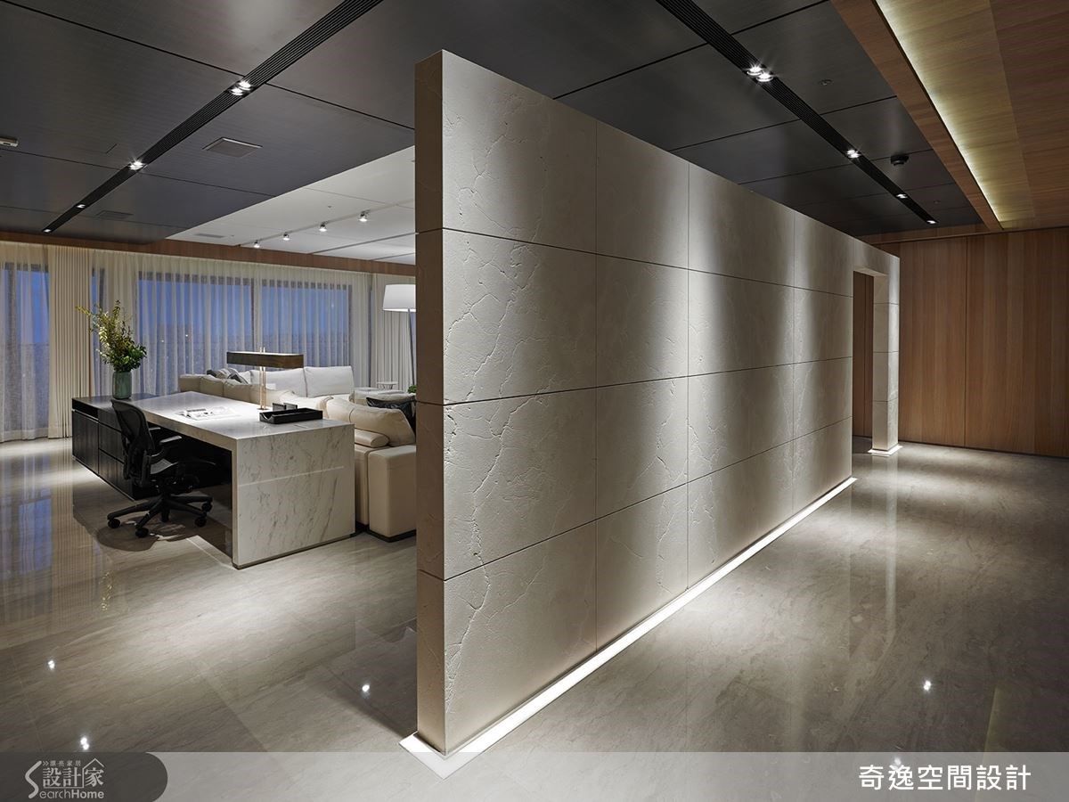 因應屋主的個性與生活習慣,設計師客廳、餐廳和主臥房整合在同一條橫向軸線上,呈現出入門後隨心自由的生活動線。 因應屋主的個性與生活習慣,設計師客廳、餐廳和主臥房整合在同一條橫向軸線上,呈現出入門後隨心自由的生活動線。