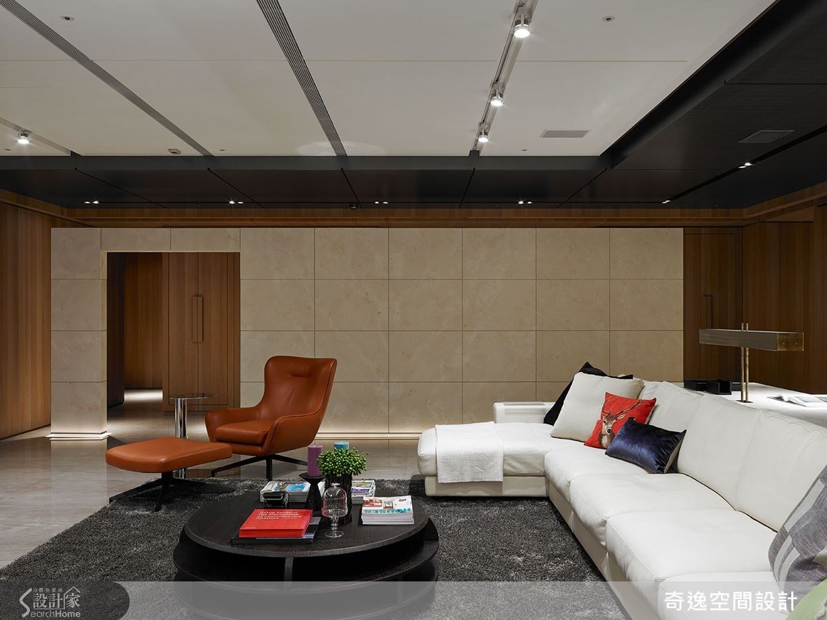 這面不做滿的玄關大牆,為設計師融入建築形式打造而成。 這面不做滿的玄關大牆,為設計師融入建築形式打造而成。