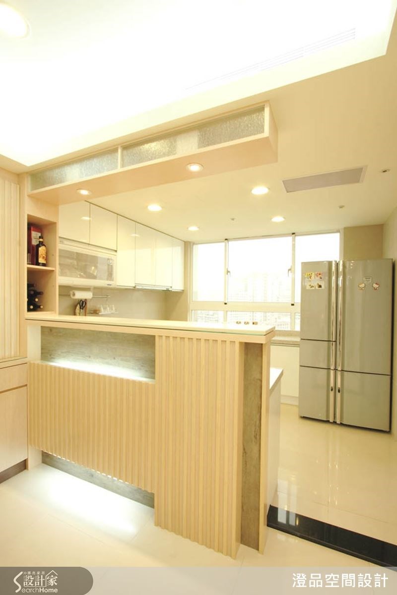 中島造型吧檯作為餐廚的區隔,半開放式的設計,使光線能自由穿透空間,淺色打造的餐廚空間,營造出迷人的摩登感。 中島造型吧檯作為餐廚的區隔,半開放式的設計,使光線能自由穿透空間,淺色打造的餐廚空間,營造出迷人的摩登感。