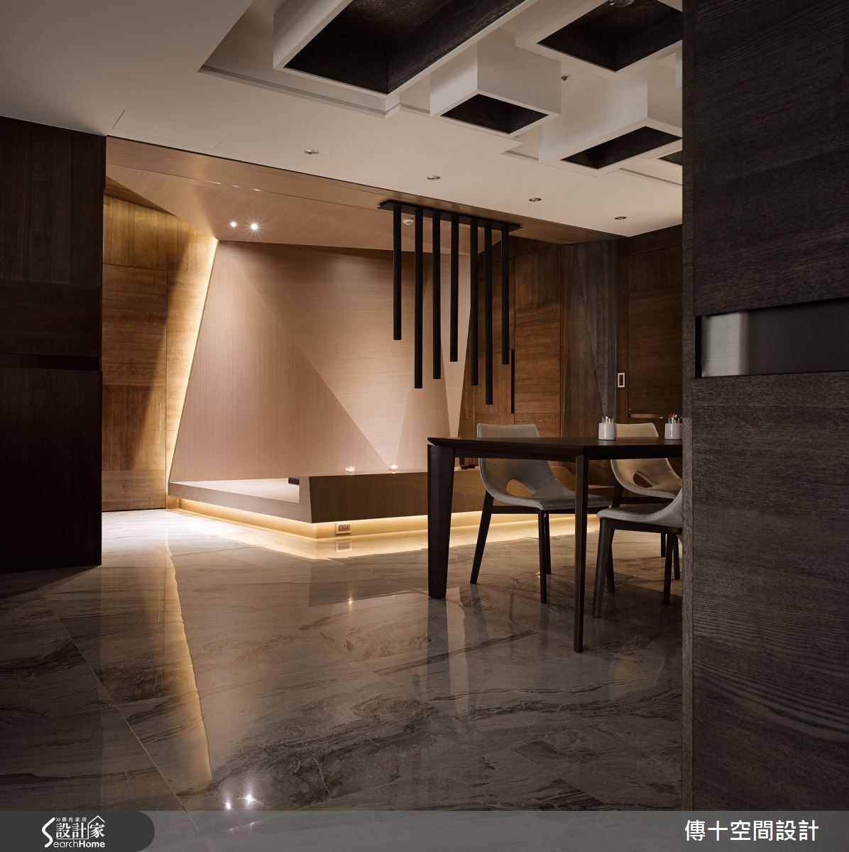 入口其一軸線為玄關、餐廳、多功能室。餐廳天花板做出盒狀燈光設計,形成獨一無二的吸睛焦點;後方多功能室則加入折板幾何元素,但同時以溫潤木皮注入禪風氣息,搭配獨家的懸吊訂製燈具,形成療癒氛圍。 入口其一軸線為玄關、餐廳、多功能室。餐廳天花板做出盒狀燈光設計,形成獨一無二的吸睛焦點;後方多功能室則加入折板幾何元素,但同時以溫潤木皮注入禪風氣息,搭配獨家的懸吊訂製燈具,形成療癒氛圍。