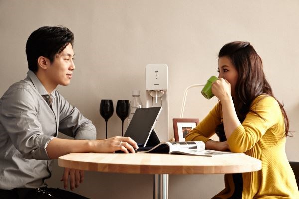 型男屋主與未婚妻都喜歡雅痞風,這次改造,在簡單素雅調性中融合了居家機能,並且運用可隨時對話的多功能吧檯桌,增添夫妻兩人未來的生活情趣。圖片提供_IKEA 型男屋主與未婚妻都喜歡雅痞風,這次改造,在簡單素雅調性中融合了居家機能,並且運用可隨時對話的多功能吧檯桌,增添夫妻兩人未來的生活情趣。圖片提供_IKEA