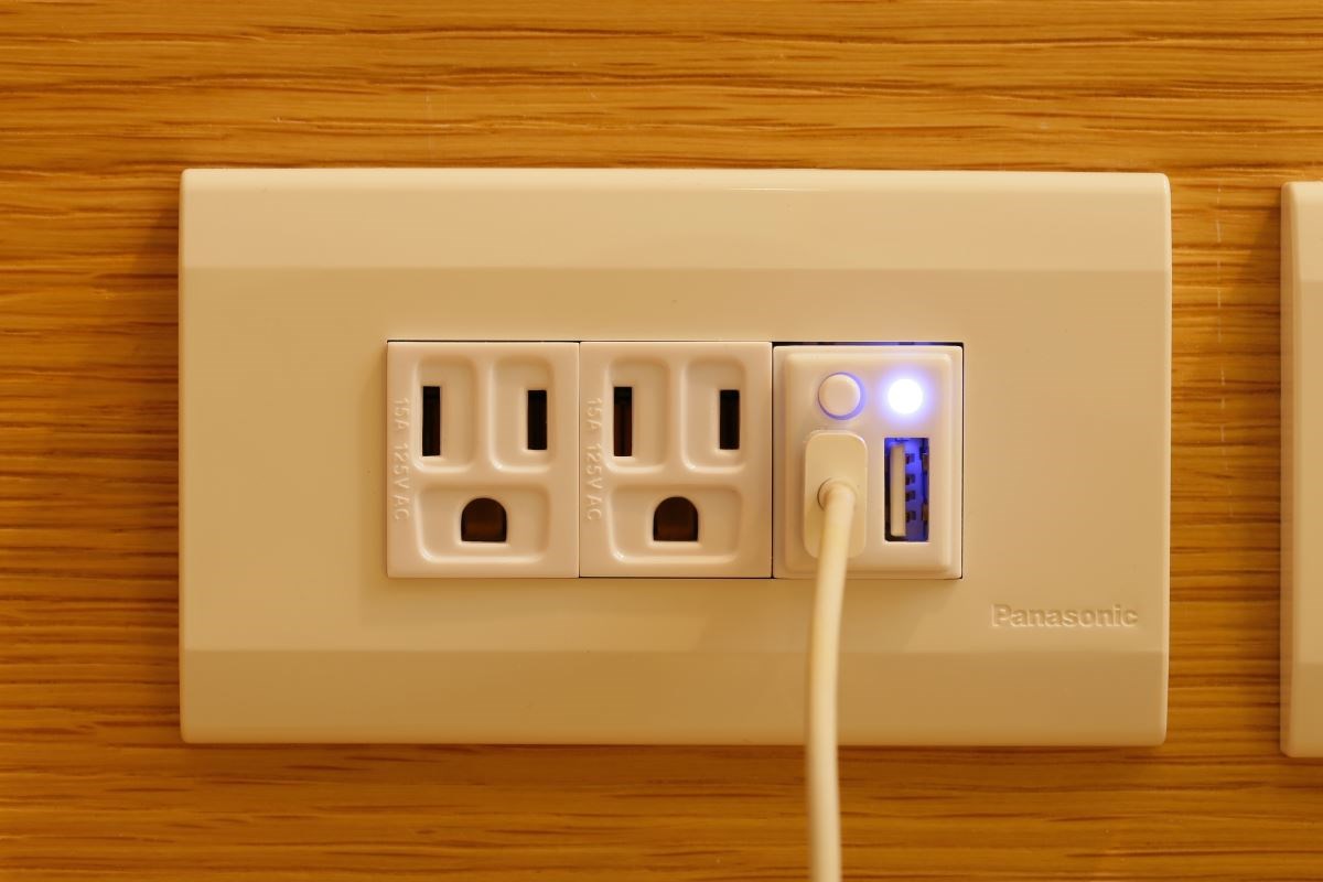 埋入式 USB 充電器,隱藏式美型設計,全電壓使用,靜電防短路,40 度工作溫度及雙孔輸出及國際安規認證。圖片提供_舜記貿易 埋入式 USB 充電器,隱藏式美型設計,全電壓使用,靜電防短路,40 度工作溫度及雙孔輸出及國際安規認證。圖片提供_舜記貿易