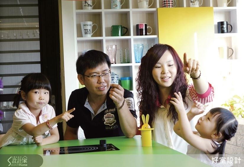 Vivi /台南人,和先生Dennier 結婚後,育有2 個女兒,夫妻兩人皆從事保險業工作,具備投資理財專長。為了居住品質,Vivi 與老公非常慎選住家空間,他們認為實用的設計、鮮豔有活力的北歐色彩、生活空間機能完善,是他們最嚮往的居家條件。 Vivi /台南人,和先生Dennier 結婚後,育有2 個女兒,夫妻兩人皆從事保險業工作,具備投資理財專長。為了居住品質,Vivi 與老公非常慎選住家空間,他們認為實用的設計、鮮豔有活力的北歐色彩、生活空間機能完善,是他們最嚮往的居家條件。
