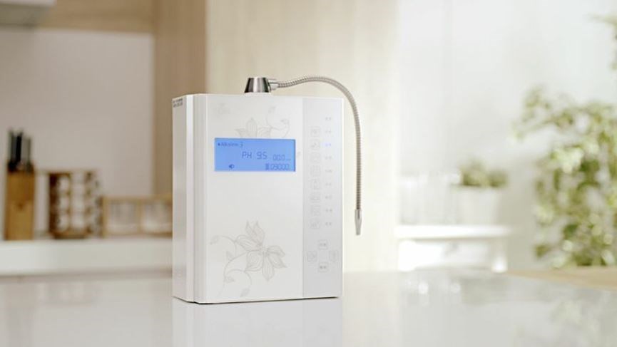定期自動洗淨電解槽:使用強酸水後,若取用鹼性水,機器會自動清洗電解槽,確保鹼性水 pH 值達到使用要求。機器使用壽命更長、效率更佳。 圖片提供_千山淨水/設計家電視部 定期自動洗淨電解槽:使用強酸水後,若取用鹼性水,機器會自動清洗電解槽,確保鹼性水 pH 值達到使用要求。機器使用壽命更長、效率更佳。 圖片提供_千山淨水/設計家電視部