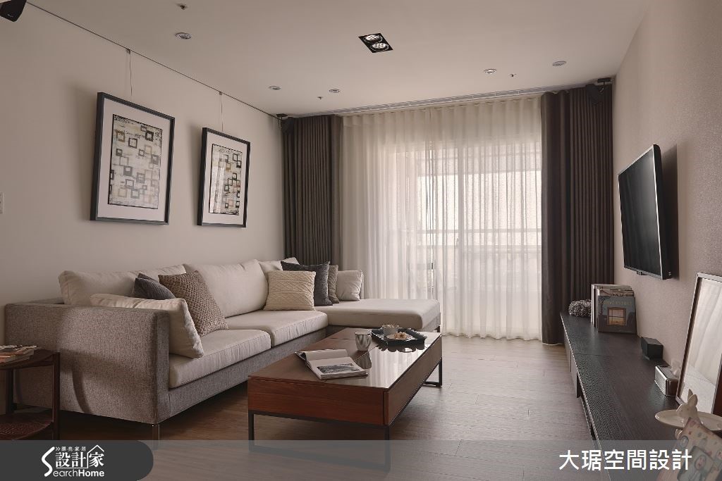 屋子的樓高不到 2.5 公尺,沒辦法法包樑處理,於是設計師把橫過客餐廳之間的樑做為空間的界定;客廳則藉由使用嵌燈來減少空間的體積使用;而餐桌上方則利用懸吊燈營造溫馨的空間氛圍,透過格局規劃、燈光與擺設讓人不會注意到上方的樑柱。 屋子的樓高不到 2.5 公尺,沒辦法法包樑處理,於是設計師把橫過客餐廳之間的樑做為空間的界定;客廳則藉由使用嵌燈來減少空間的體積使用;而餐桌上方則利用懸吊燈營造溫馨的空間氛圍,透過格局規劃、燈光與擺設讓人不會注意到上方的樑柱。