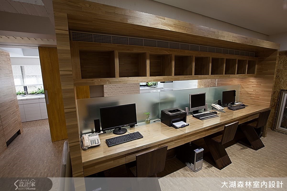 將員工辦公室集中在中間,將檔案資料收納在四周牆面與無形的多動線環繞及多功能設計,成為空間設計重點。 將員工辦公室集中在中間,將檔案資料收納在四周牆面與無形的多動線環繞及多功能設計,成為空間設計重點。