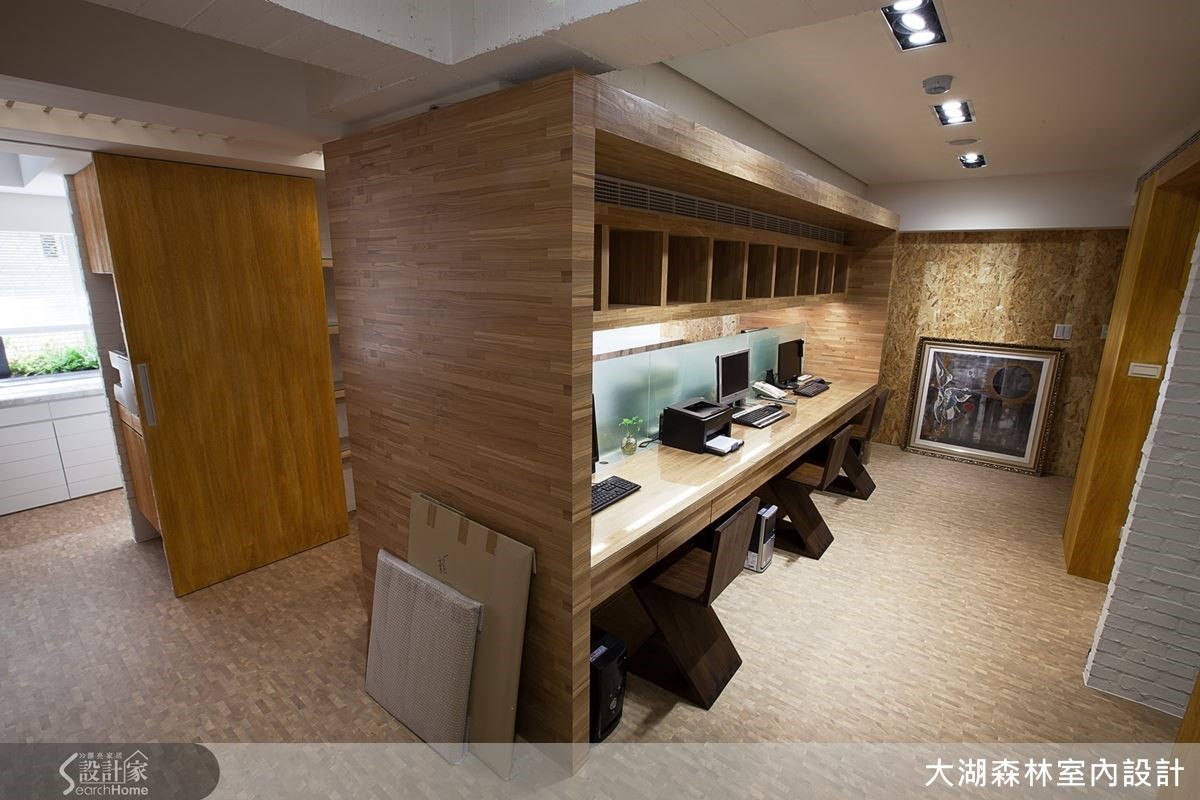 利用一進門的大面牆壁改以軟木表材,方便員工溝通及張貼公告。而集成拼圖的設計語彙如牆面或地板等,貫穿全場設計。 利用一進門的大面牆壁改以軟木表材,方便員工溝通及張貼公告。而集成拼圖的設計語彙如牆面或地板等,貫穿全場設計。