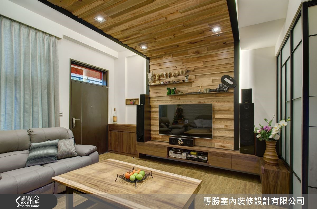 以溫潤的橡木實木打造一道 L 型的電視主牆,並以男屋主從事攝影師的職業為發想,讓實木以層次堆疊而上,表現影片片尾 Roll card 式的意象。 以溫潤的橡木實木打造一道 L 型的電視主牆,並以男屋主從事攝影師的職業為發想,讓實木以層次堆疊而上,表現影片片尾 Roll card 式的意象。