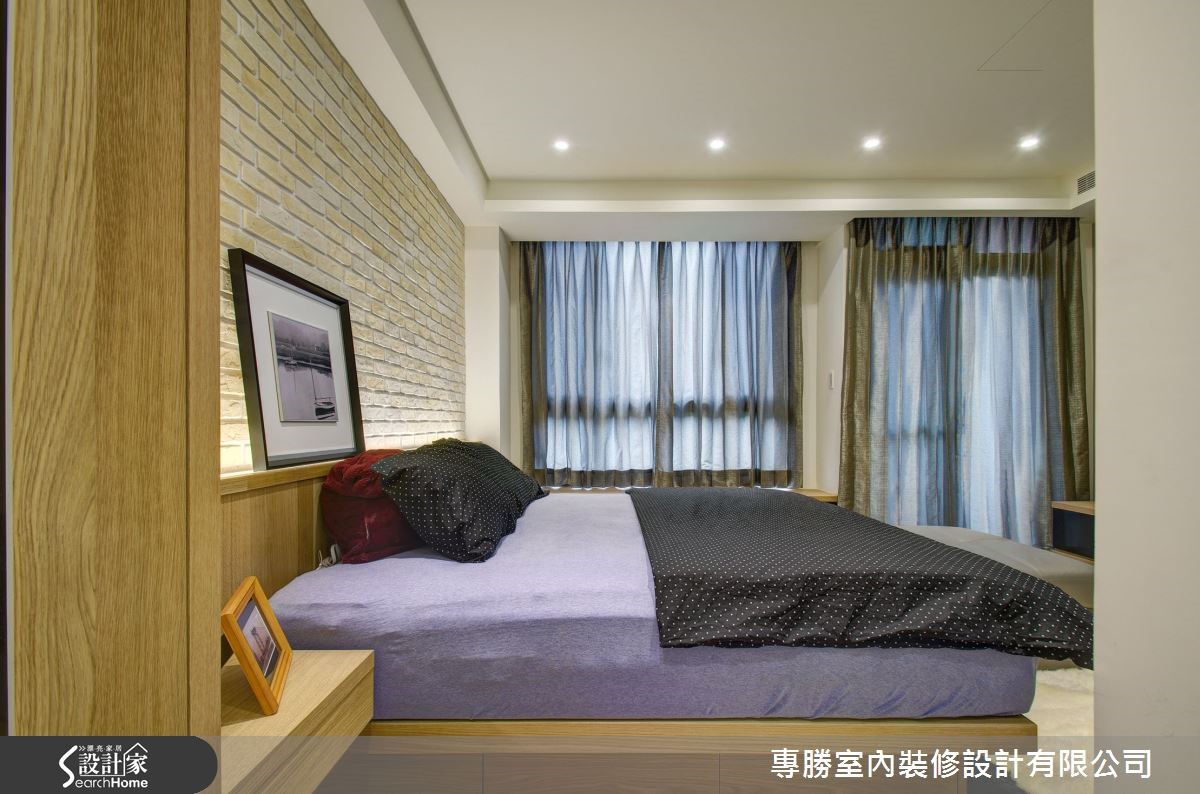 推門而入後,則是延續北歐風格及木質溫潤感的主臥房,在床頭牆的設計上,再次沿用了文化石磚牆,電視牆則以簡約的壁紙展現時尚氛圍,並結合實木溫潤的質感,打造床頭板及床架。 推門而入後,則是延續北歐風格及木質溫潤感的主臥房,在床頭牆的設計上,再次沿用了文化石磚牆,電視牆則以簡約的壁紙展現時尚氛圍,並結合實木溫潤的質感,打造床頭板及床架。