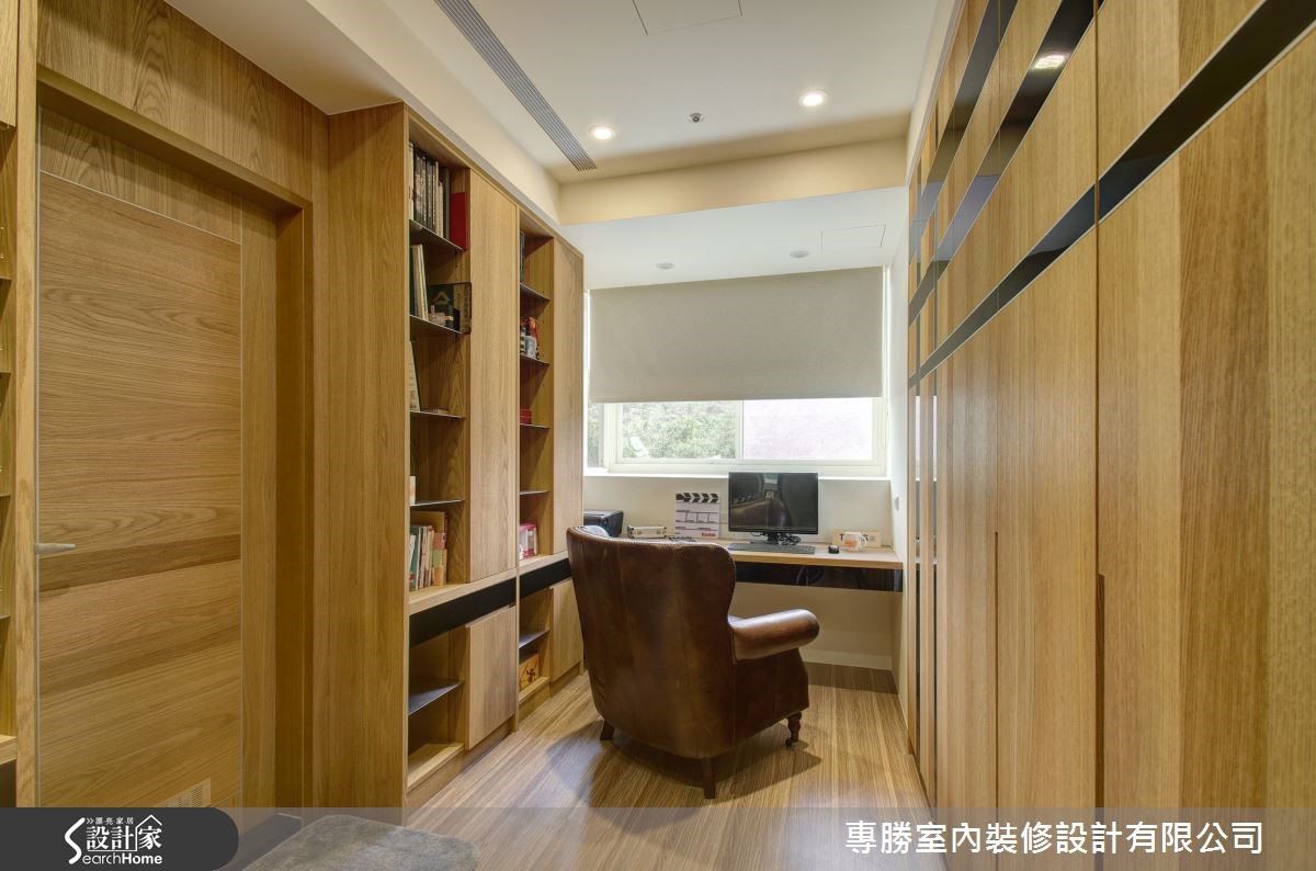 衣櫃則利用美耐板、鋁條和實木交錯,設計成為膠捲意象的門扇,在主臥房中也讓屋主特質嶄露無遺。 衣櫃則利用美耐板、鋁條和實木交錯,設計成為膠捲意象的門扇,在主臥房中也讓屋主特質嶄露無遺。