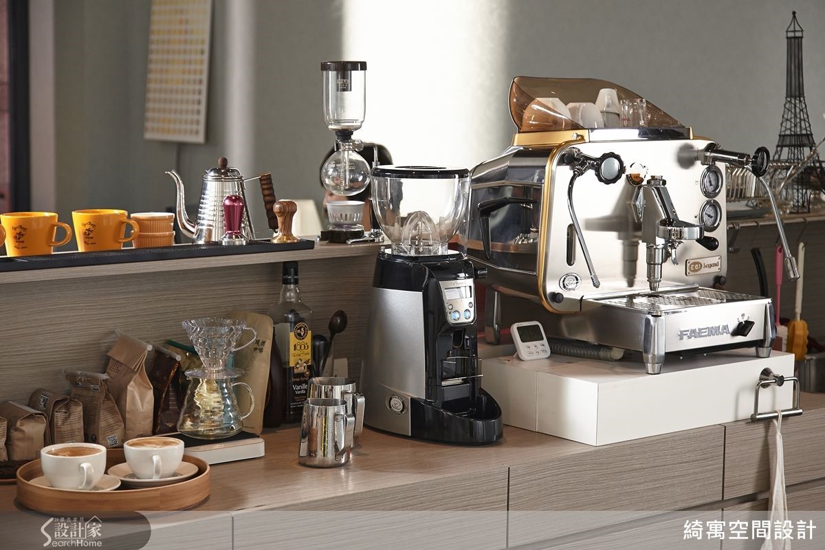 小巧的吧檯上,磨豆機、Syphon、手沖壺、義式咖啡機……,各式各樣的咖啡專業器材與杯具一應俱全。而熟悉咖啡的朋友一定發現義式咖啡機來頭不小,是義大利咖啡機首席品牌 FAEMA 於 1961 年所推出的 E61 型經典機台。有 Faema E61 坐鎮於此,加上張睿誠的國際咖啡師手藝,我們都覺得綺寓設計不兼營咖啡店實在是太可惜了! 小巧的吧檯上,磨豆機、Syphon、手沖壺、義式咖啡機……,各式各樣的咖啡專業器材與杯具一應俱全。而熟悉咖啡的朋友一定發現義式咖啡機來頭不小,是義大利咖啡機首席品牌 FAEMA 於 1961 年所推出的 E61 型經典機台。有 Faema E61 坐鎮於此,加上張睿誠的國際咖啡師手藝,我們都覺得綺寓設計不兼營咖啡店實在是太可惜了!