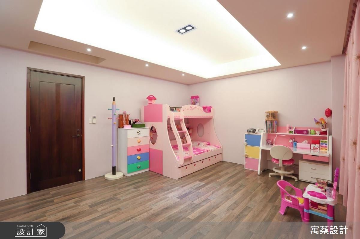 小孩房多使用活動家具,因應不同年齡層的改變,可隨時更換,現在則是夢幻公主房。 小孩房多使用活動家具,因應不同年齡層的改變,可隨時更換,現在則是夢幻公主房。