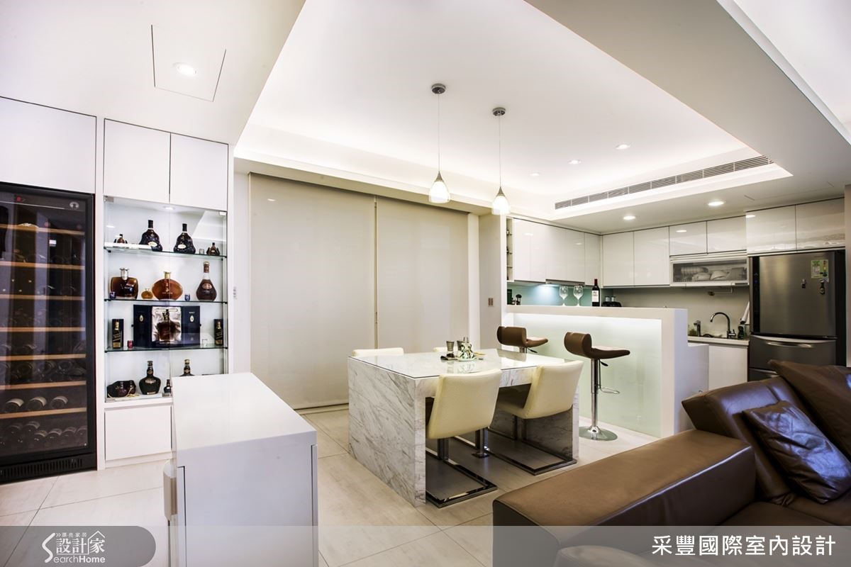開放式餐廚以吧檯為連結,增加機能與生活情趣。 開放式餐廚以吧檯為連結,增加機能與生活情趣。