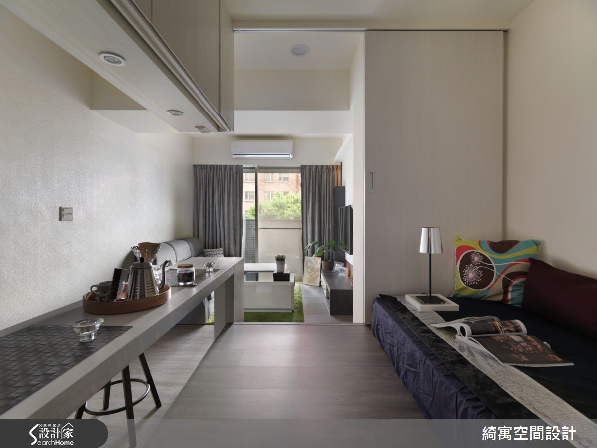 和室架高地板以及吧檯上方燈光量體均具有收納機能,讓日常的居家環境整理工作更加輕鬆不費力。 和室架高地板以及吧檯上方燈光量體均具有收納機能,讓日常的居家環境整理工作更加輕鬆不費力。