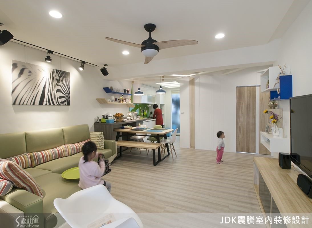 拆除原本封閉的廚房隔間牆,以及相鄰的長親房一面牆壁,一來讓動線拉齊,二來讓自然光從前後穿透進屋,整個公共空間豁然開朗明亮。 拆除原本封閉的廚房隔間牆,以及相鄰的長親房一面牆壁,一來讓動線拉齊,二來讓自然光從前後穿透進屋,整個公共空間豁然開朗明亮。