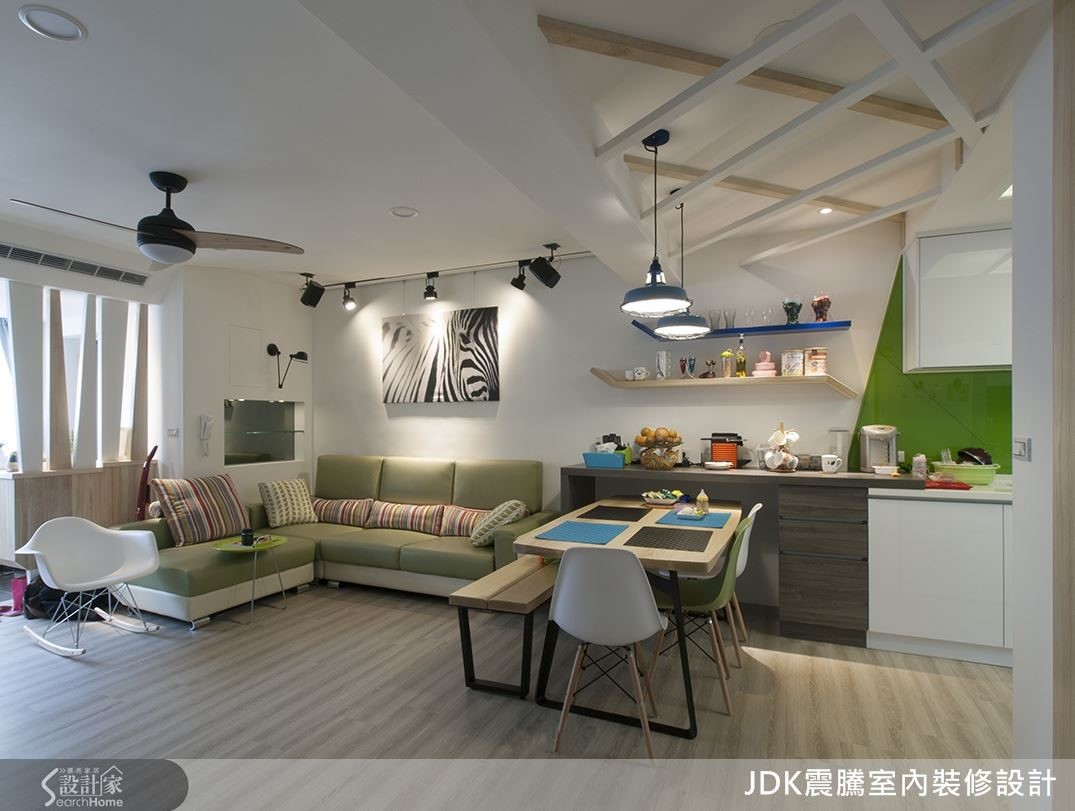 從廚房延伸出來的一字型料理台變成餐櫥櫃, 6 人的長型餐桌隱藏 1 / 3 在櫃子下方,有客人來時再拉出來變成 6 ~ 8 人座,加上鏤空的造型天花板,增添用餐趣味。 從廚房延伸出來的一字型料理台變成餐櫥櫃, 6 人的長型餐桌隱藏 1 / 3 在櫃子下方,有客人來時再拉出來變成 6 ~ 8 人座,加上鏤空的造型天花板,增添用餐趣味。