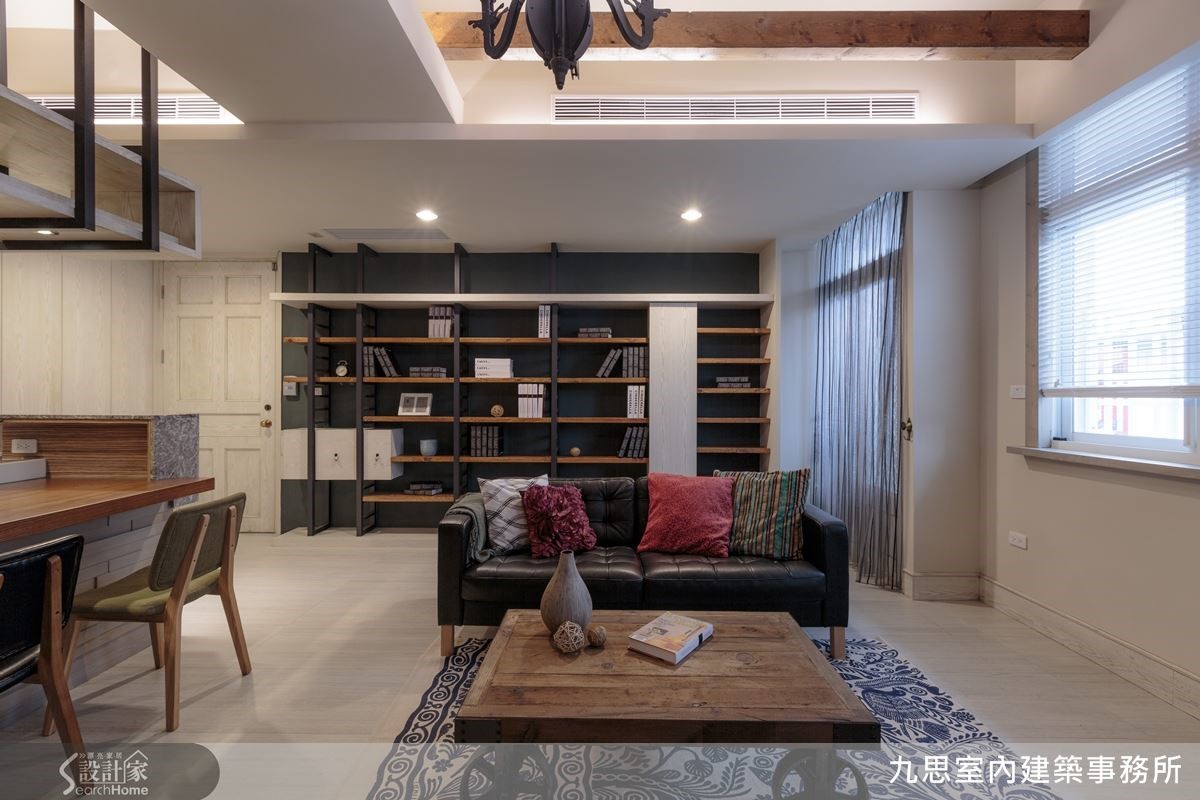 美式風格的整面落地大書櫃也是女主人的夢想度假屋場景之一,設計師將其規劃在沙發後方,以靛青色塗漆作背景,由黑鐵烤漆加上鐵杉組構而成,除了擁有強大的收納機能外,也是居家不可或缺的知性氣質角落。 美式風格的整面落地大書櫃也是女主人的夢想度假屋場景之一,設計師將其規劃在沙發後方,以靛青色塗漆作背景,由黑鐵烤漆加上鐵杉組構而成,除了擁有強大的收納機能外,也是居家不可或缺的知性氣質角落。